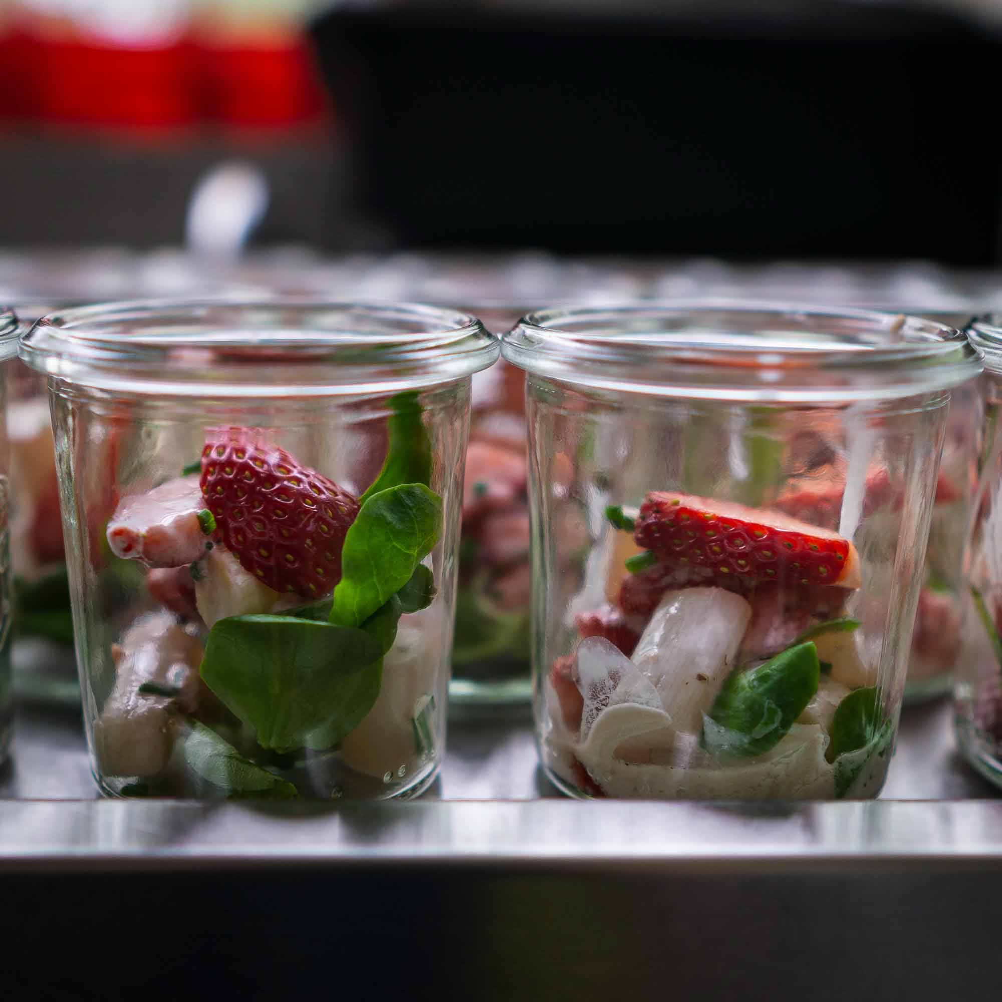 Erdbeer-Spargel-Salat im Glas