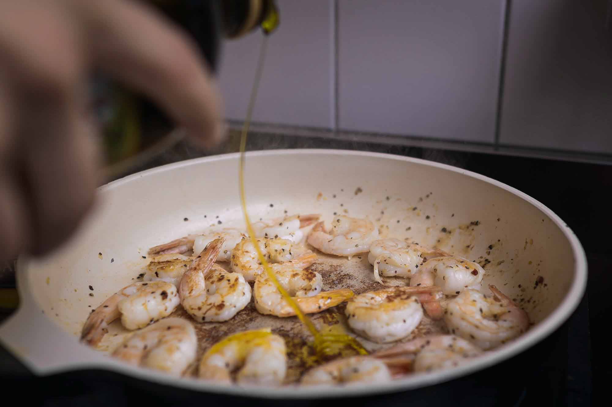 Garnelen in der Pfanne mit Olivenöl