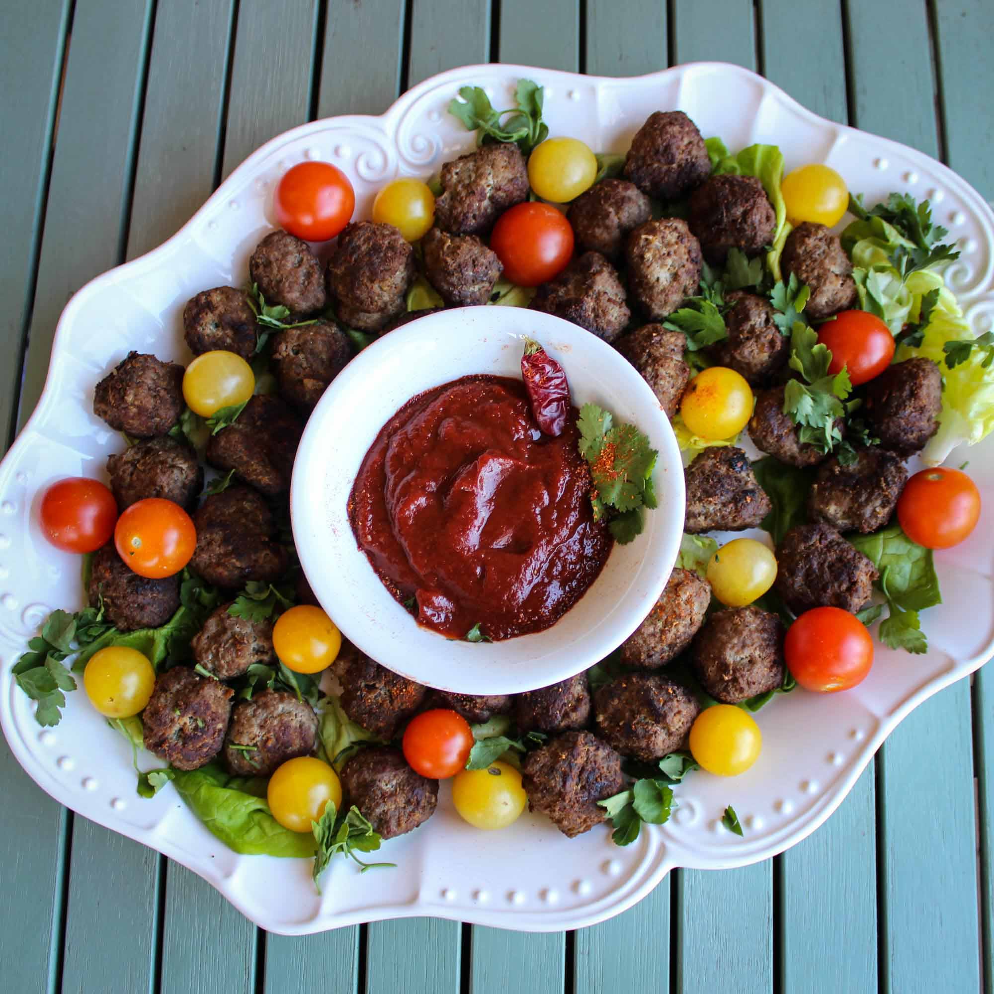 Hackbällchen mit bunten Tomaten
