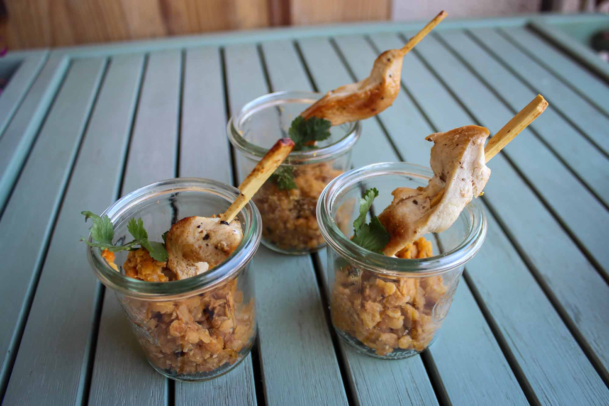 Hähnchen-Satay auf Linsen