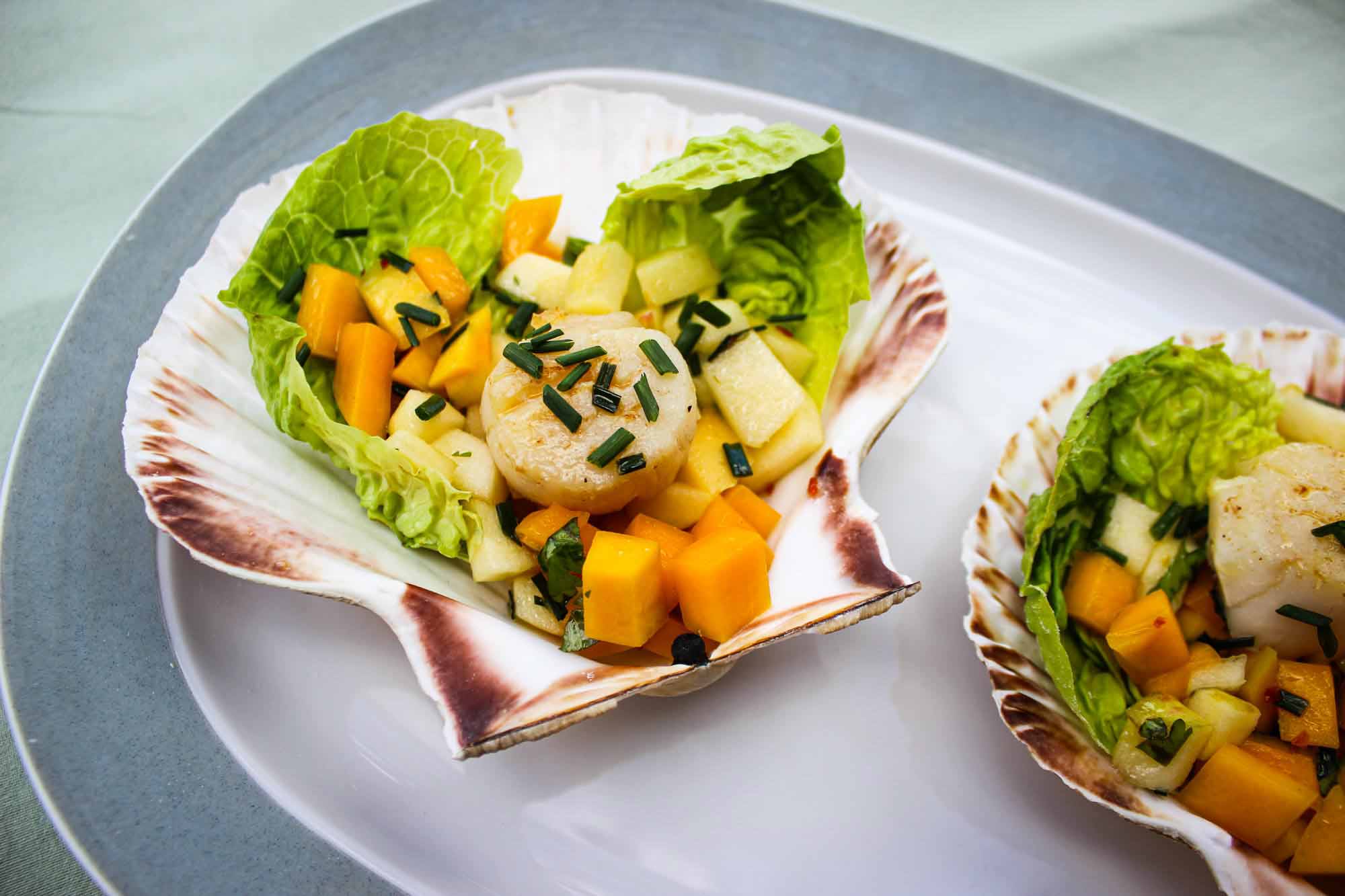 Jakobsmuscheln mit Mango in der Schale
