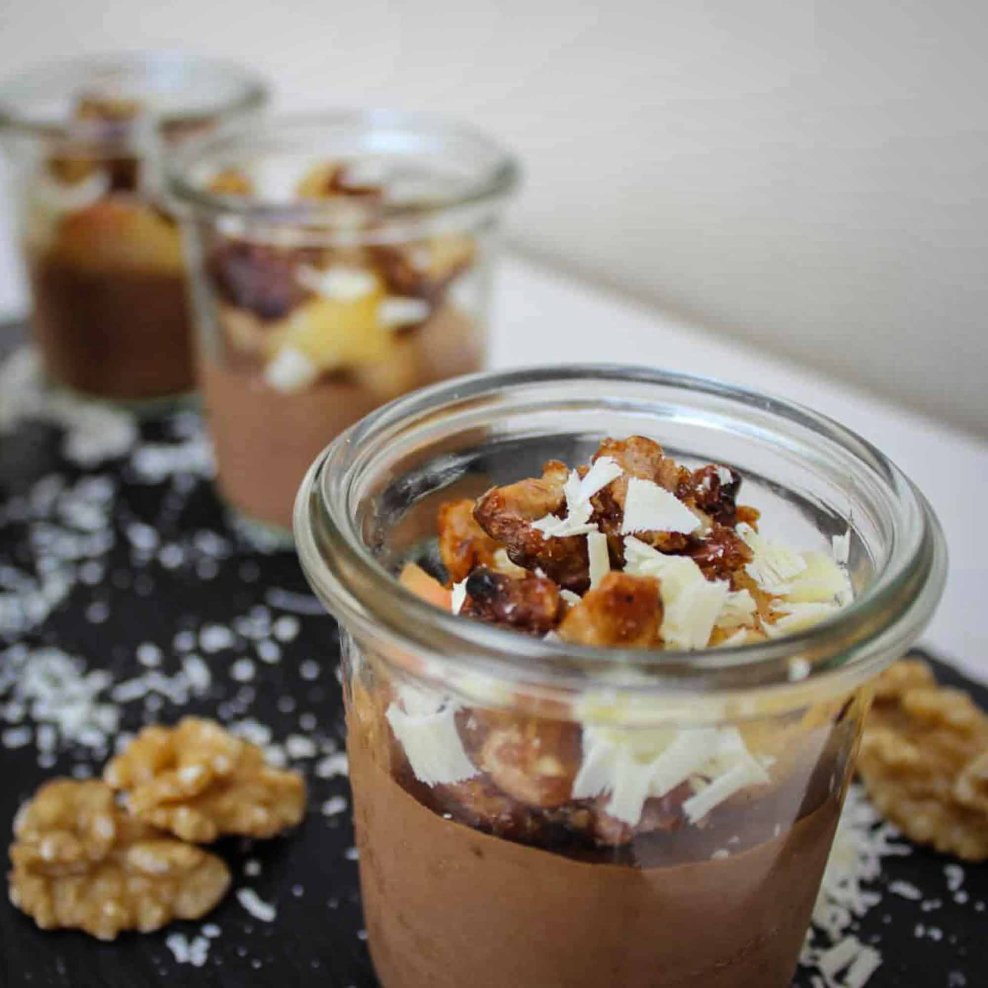 Mousse au Chocolat mit Walnüssen