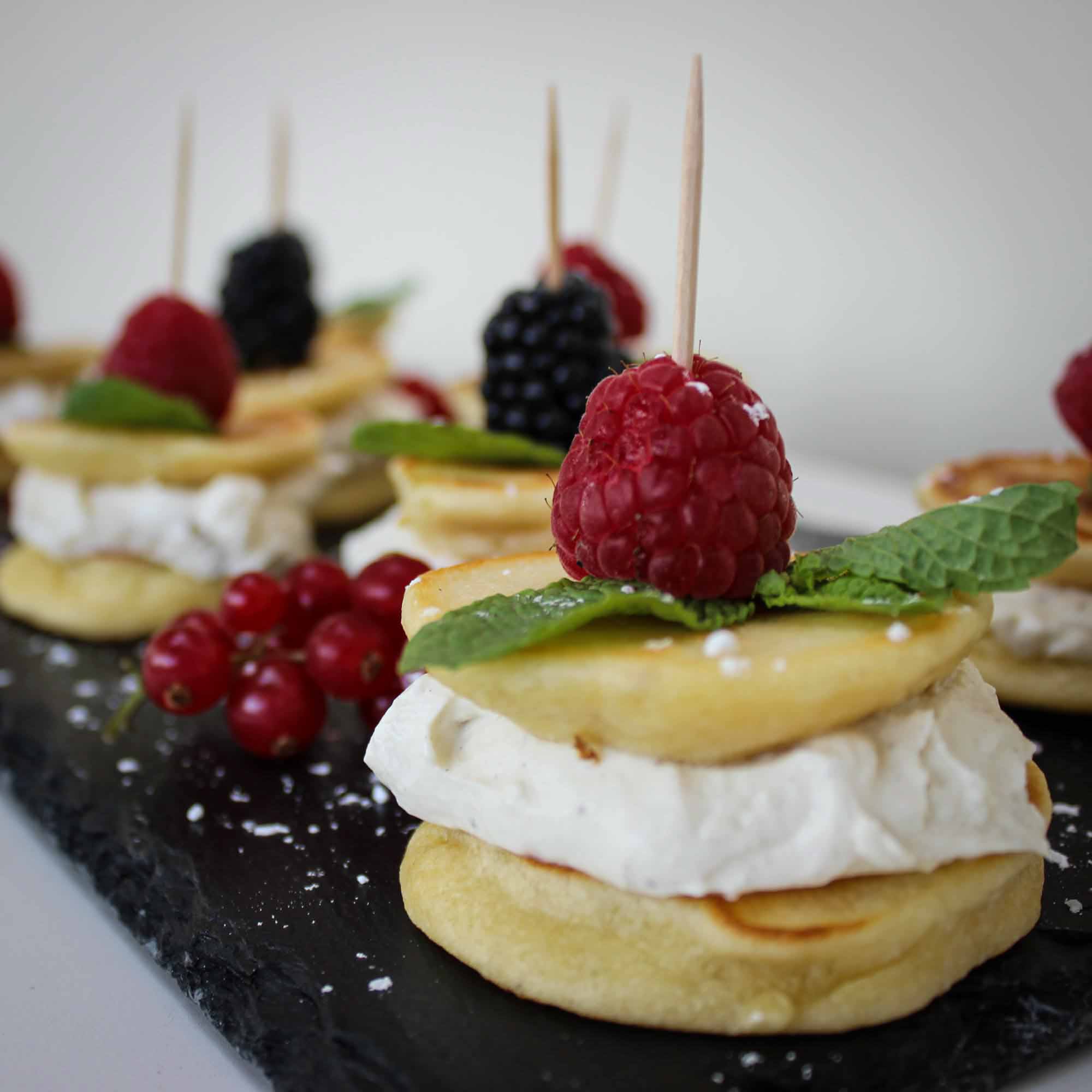 Pancakes mit Vanillecreme und Beeren