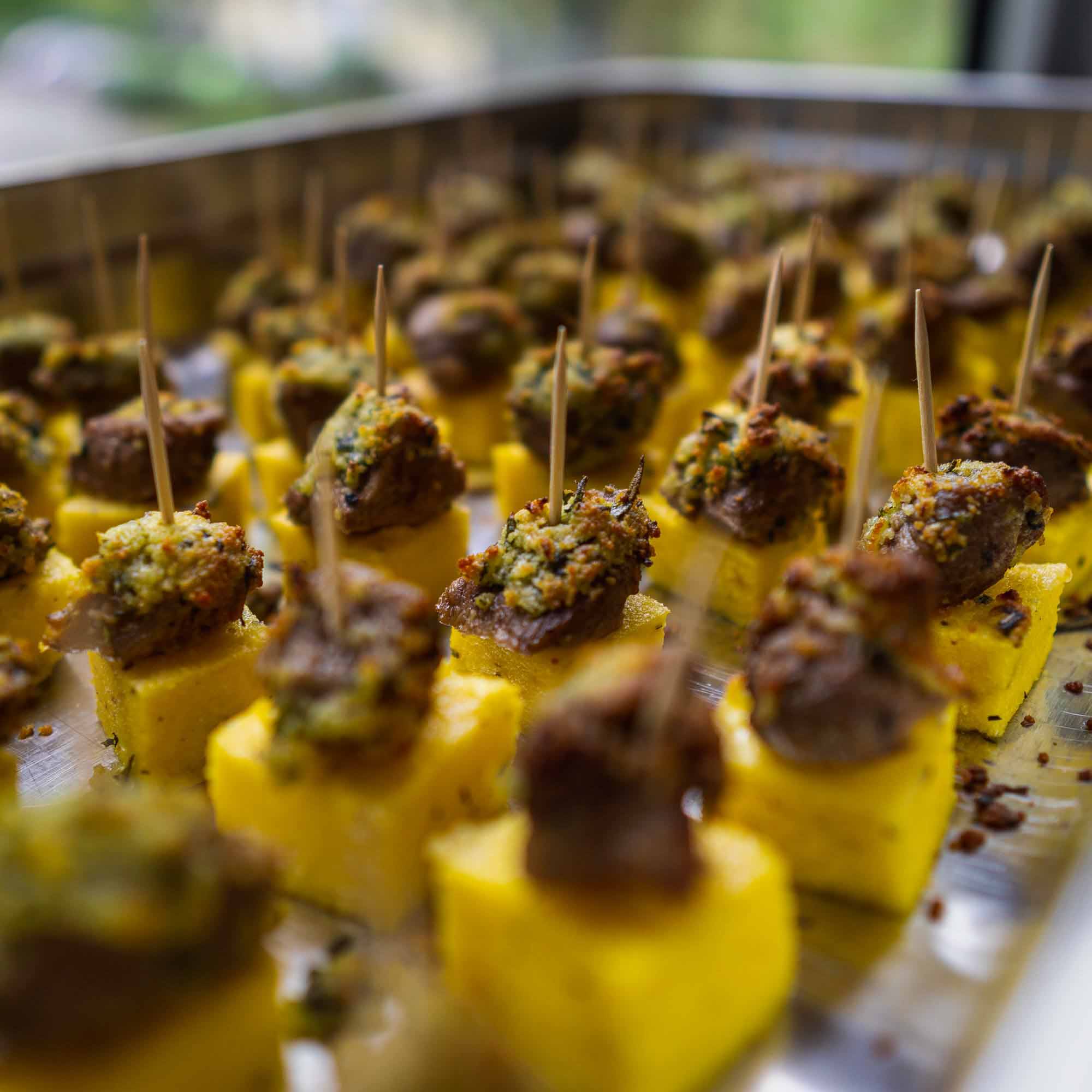 Polenta-Häppchen mit Kräuterkruste