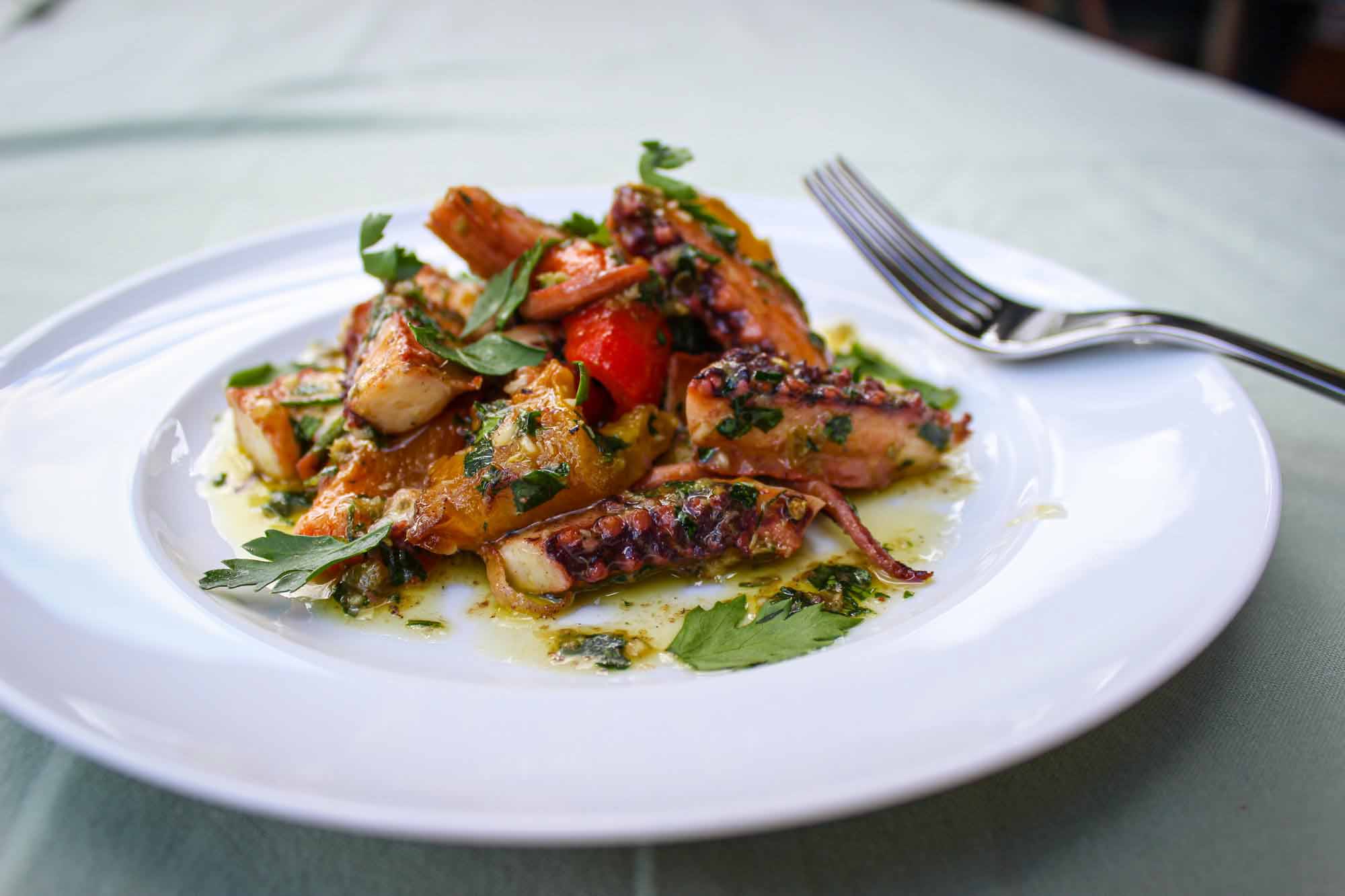 Gegrillter Pulpo mit Kräutern